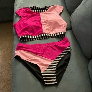 2 piece bathing suit. 2x but it fits like a large. Brand new, never warned.